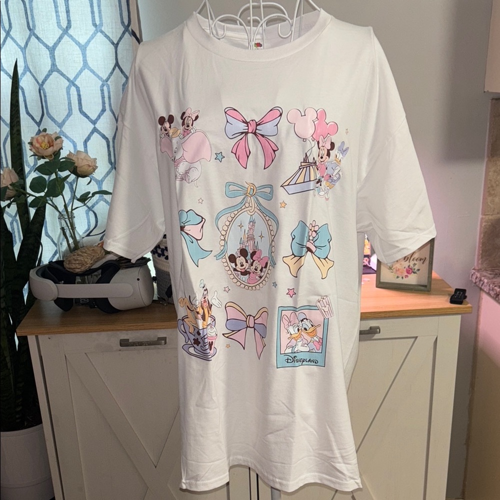 Disney T-Shirt, Size Large